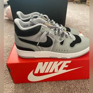 Men’s size 10.5 like new Nike Attack sneakers